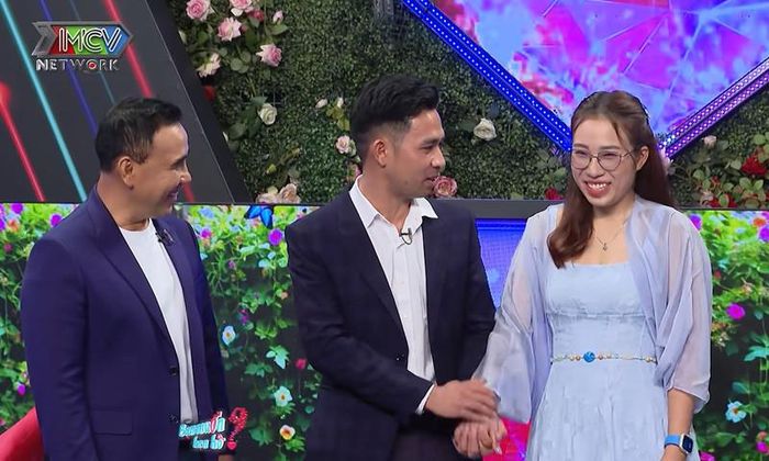 Cặp đôi cùng bấm nút hẹn hò. Ảnh cắt từ clip 