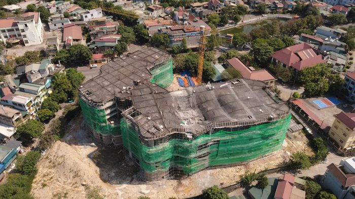 Hiện trường vụ sập giàn giáo tại công trình Rạp Tháng 8 khiến một công nhân tử vong. Ảnh: NS
