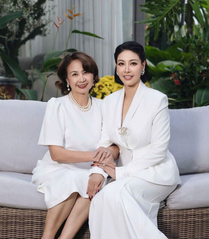 Hoa hậu Hà Kiều Anh đẹp quyền lực bên mẹ.