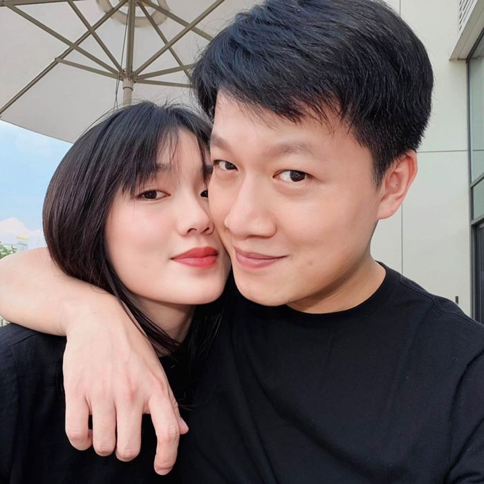 Vợ chồng MC Trần Ngọc quấn quýt.