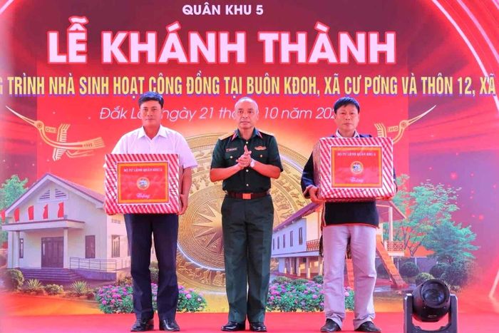 Lễ khánh thành, bàn giao nhà sinh hoạt cộng đồng ở xã Cư Pơng. Ảnh: QA