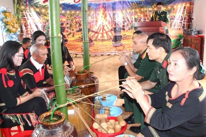 Nhà sinh hoạt cộng đồng là biểu tượng cho tình cảm đoàn kết thắm thiết giữa quân và dân. Ảnh: QA
