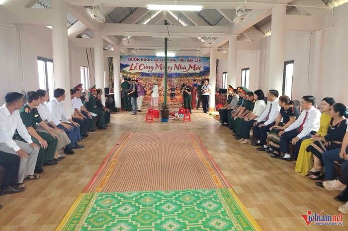 Bên trong nhà cộng đồng xã Cư Pơng. Ảnh: VH