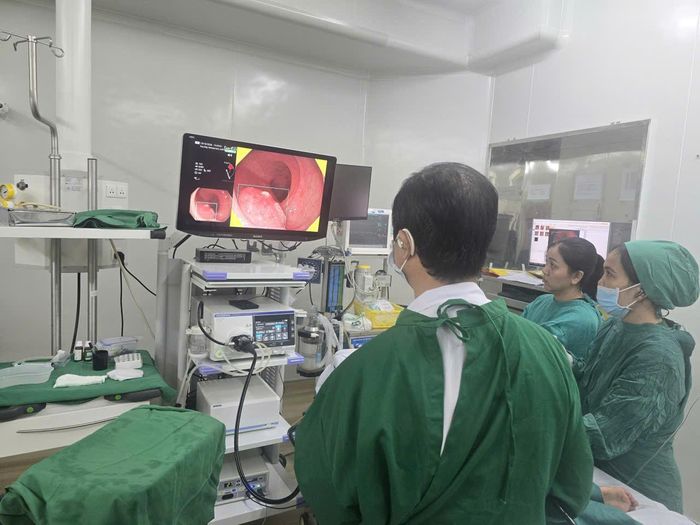 Các bác sĩ BVĐK Khánh Hòa thực hiện nội soi cho bệnh nhân bằng hệ thống máy nội tích hợp công nghệ trí tuệ nhân tạo (AI). 