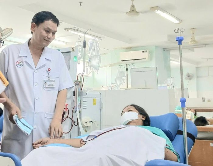 TS.BS Nguyễn Lương Kỷ, Phó giám đốc BVĐK Khánh Hòa thăm khám cho bệnh nhân. 