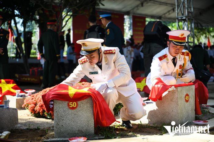 Lễ truy điệu và an táng 731 hài cốt liệt sĩ được tìm kiếm, quy tập tại công viên Lê Thị Riêng hồi giữa tháng 10. Ảnh: Nguyễn Huế