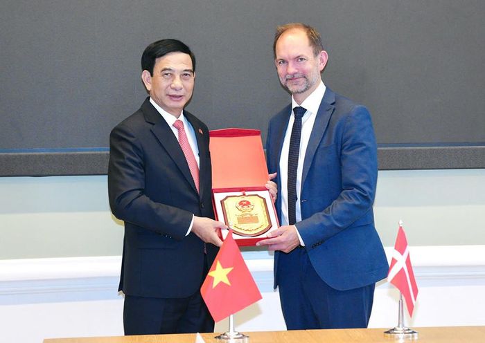 Đại tướng Phan Văn Giang trao quà lưu niệm tặng Bộ trưởng Quốc phòng Đan Mạch Jeppe Bruus Christensen. Ảnh: BQP