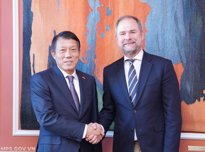 Bộ trưởng Lương Tam Quang và Bộ trưởng Tư pháp Đan Mạch Nicolai Wammen. Ảnh: BCA