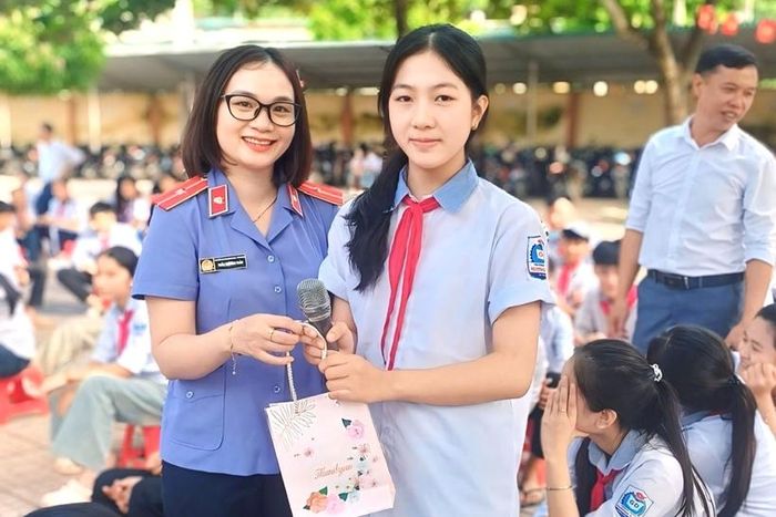  Tặng quà giao lưu hỏi đáp pháp luật
