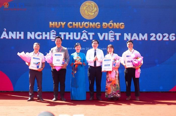 Ban Tổ chức trao giải cho những tác giả đoạt giải Huy chương Đồng. Ảnh: NH.