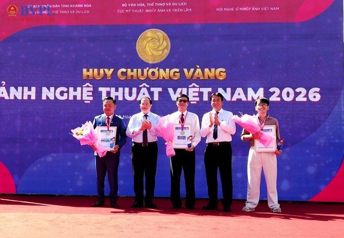 Ban Tổ chức trao giải cho những tác giả đoạt giải Huy chương Vàng. Ảnh: NH.
