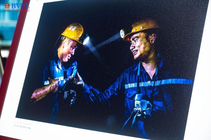 Tác phẩm "Tình thợ dưới hầm lò"- Lê Hồng Minh (Quảng Ninh).