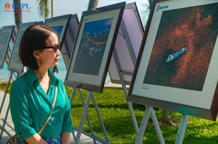 Triển lãm ảnh diễn ra trên bờ biển Nha Trang, kéo dài từ 20-29/10. Ảnh: NH.