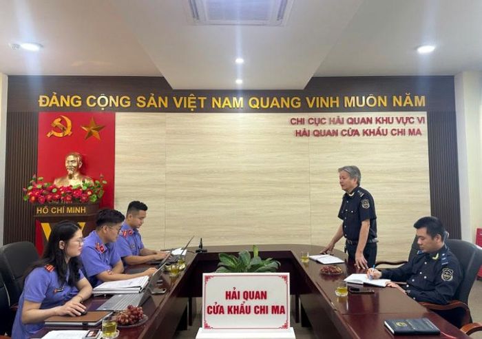  Đồng chí Trần Văn Anh, Phó Đội trưởng Hải quan Cửa khẩu Chi Ma trình bày báo cáo và trao đổi về một số khó khăn, vướng mắc.