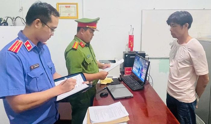 Đại diện Viện kiểm sát và Công an thi hành các Quyết định đối với Nguyễn Chí Linh. (Ảnh:CA)