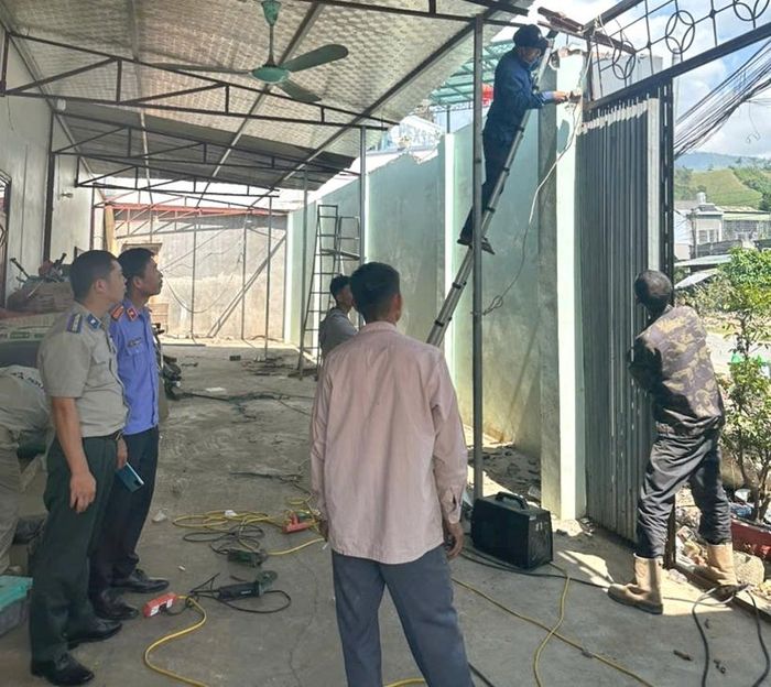  Kiểm sát viên kiểm sát việc cưỡng chế.