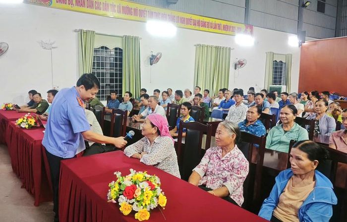 Kiểm sát viên phổ biến nội dung Nghị quyết số 205/2025/QH15 của Quốc hội và giải đáp thắc mắc cho bà con nhân dân xã Mường Mô.