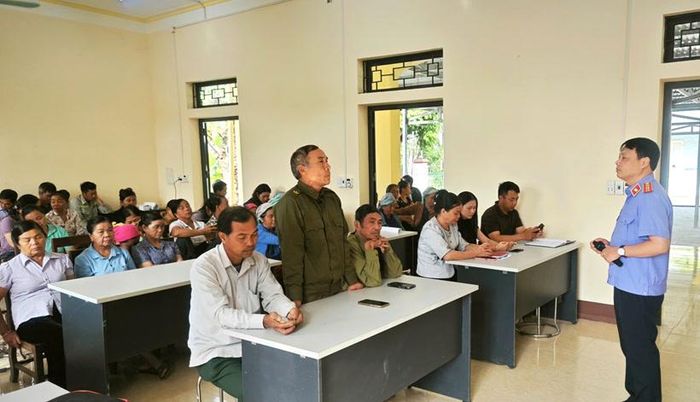 Đồng chí Nguyễn Văn Thanh, Phó Viện trưởng VKSND khu vực 4 phổ biến nội dung Nghị quyết số 205/2025/QH15 của Quốc hội và giải đáp thắc mắc cho bà con nhân dân xã Nậm Hàng.