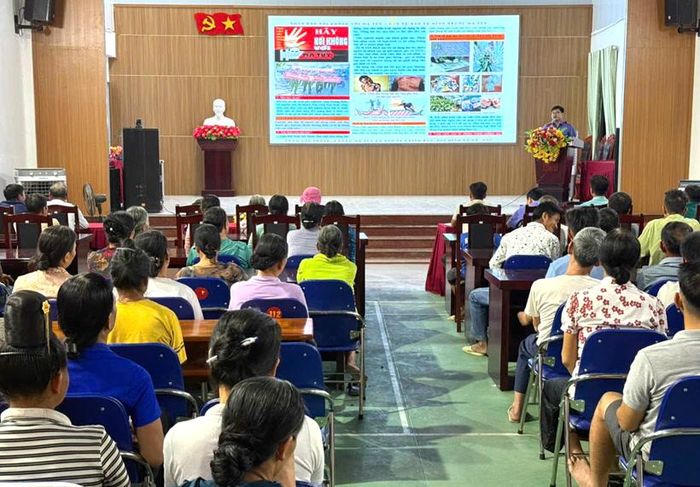  Đồng chí Vũ Đức Hoàng, Phó Viện trưởng VKSND khu vực 4 tuyên truyền các quy định của pháp luật về phòng, chống ma túy.