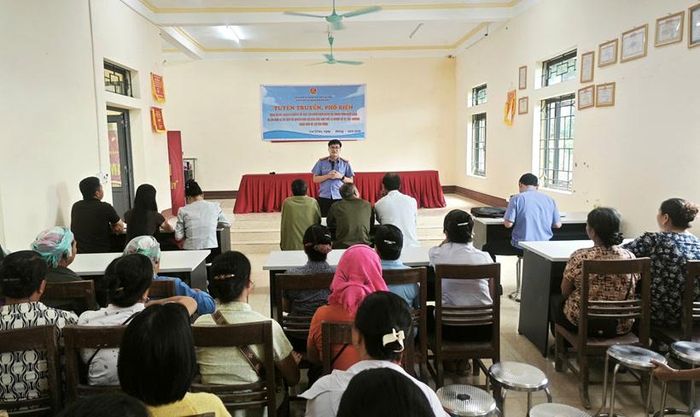 Kiểm sát viên tuyên truyền các quy định của pháp luật về phòng, chống ma túy tại xã Nậm Hàng.