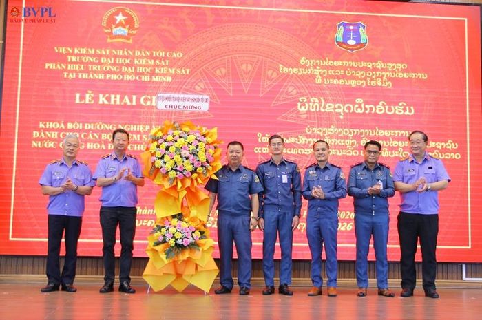  Đồng chí Nguyễn Hoàng Thắng - Phó Thủ trưởng Cơ quan điều tra VKSND tối cao tặng hoa cho đoàn học viên VKSND Lào.