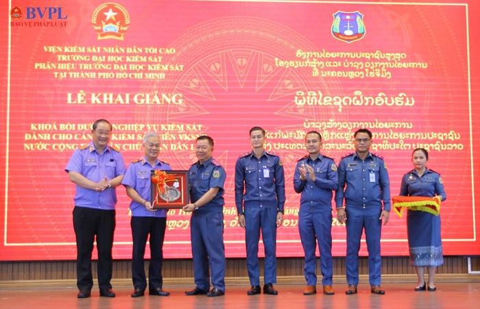  Đại diện đoàn học viên VKSND Lào tặng quà lưu niệm lãnh đạo Trường Đại học Kiểm sát và Phân hiệu. 