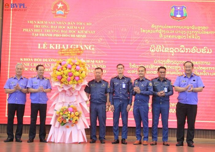  Đồng chí Nguyễn Quốc Hân - Viện trưởng VKSND TP Đồng Nai tặng hoa tặng hoa cho đoàn học viên VKSND Lào.