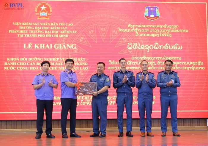  Đại diện đoàn học viên VKSND Lào tặng quà lưu niệm đại diện VKSND tối cao.