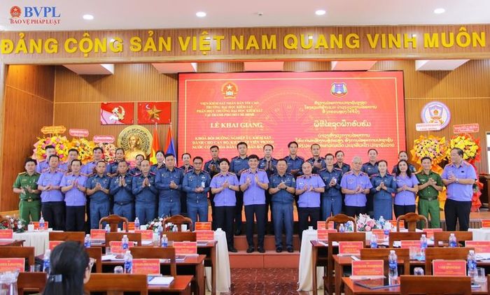  Các đại biểu chụp hình lưu niệm cùng 20 cán bộ, Kiểm sát viên VKSND nước Cộng hòa Dân chủ Nhân dân Lào.