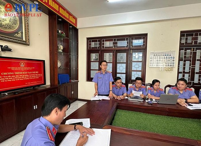  Kiểm sát viên đại diện nhóm trình bày tình huống nghiệp vụ.