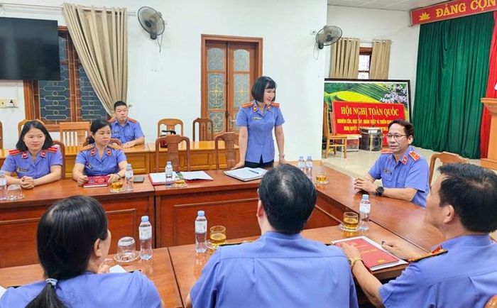  Đồng chí Nguyễn Hường Trang, Viện trưởng VKSND khu vực 5 báo cáo tại buổi làm việc.