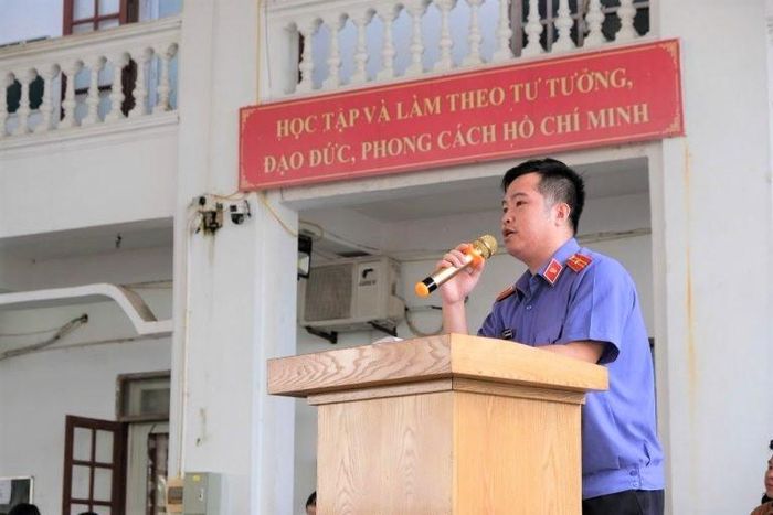 Báo cáo viên VKSND khu vực 6 tuyên truyền, phổ biến pháp luật cho học sinh.