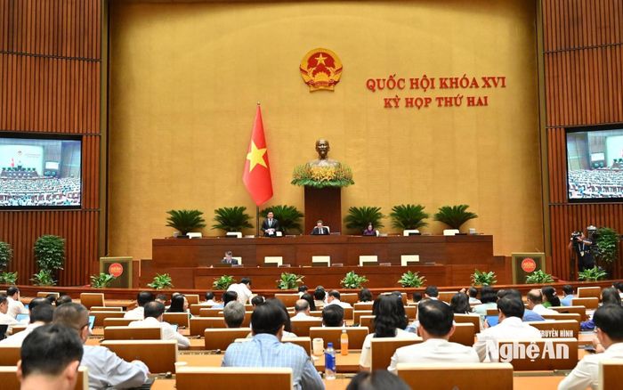 Quốc hội nghe trình bày các tờ trình và báo cáo thẩm tra các dự án luật. Ảnh: Viết Chung