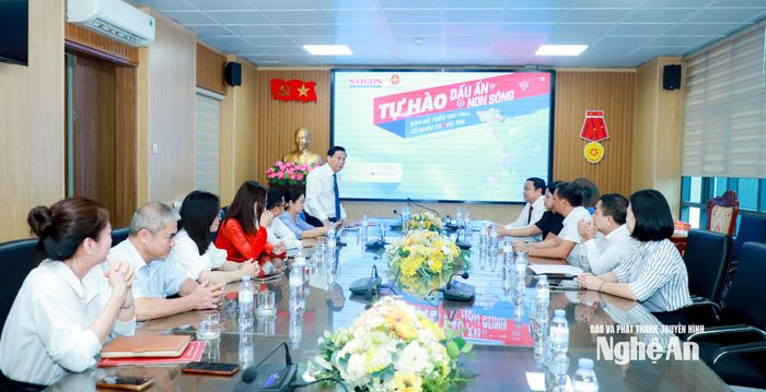 Quang cảnh chương trình trao tặng bản đồ Việt Nam cho tỉnh Nghệ An. Ảnh: Thành Duy