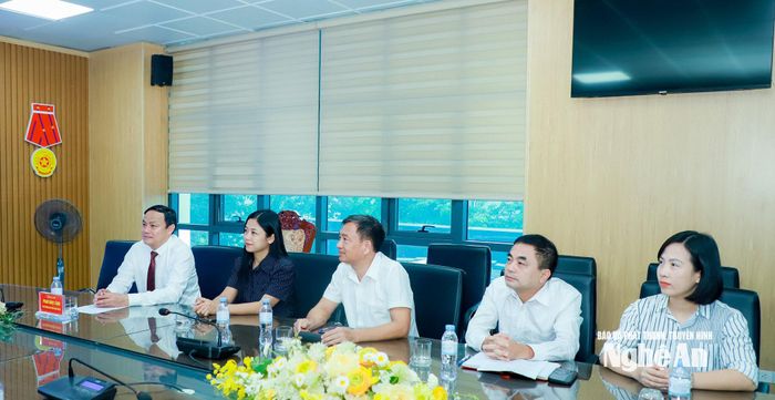Lãnh đạo Ban Tuyên giáo Tỉnh ủy và các sở, ngành dự chương trình. Ảnh: Thành Duy