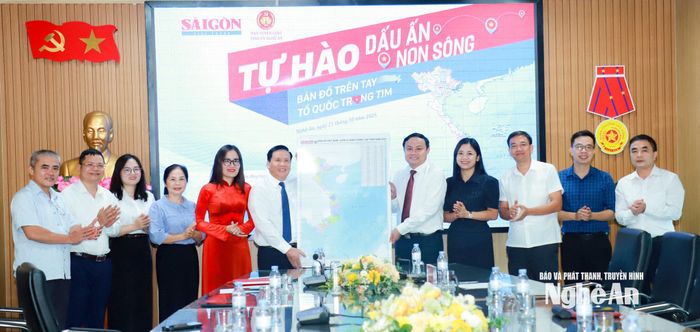 Lãnh đạo Báo Sài Gòn Giải Phóng trao tặng bản đồ Việt Nam đến tỉnh Nghệ An. Ảnh: Thành Duy