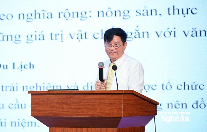 Đồng chí Nguyễn Văn Trúc - Trưởng phòng Ươm tạo Công nghệ, Cục Khởi nghiệp và Doanh nghiệp công nghệ, Bộ Khoa học và Công nghệ trình bày tham luận tại hội thảo. Ảnh: Thành Cường