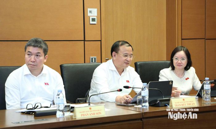 Đại biểu Quốc hội đoàn Nghệ An tham gia thảo luận tổ. Ảnh: Khánh Duy
