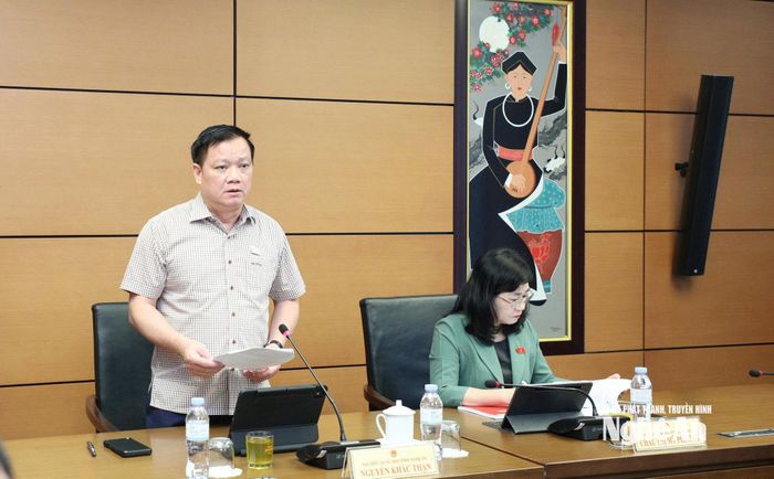 Bí thư Tỉnh ủy, Trưởng Đoàn ĐBQH tỉnh Nghệ An Nguyễn Khắc Thận điều hành phiên thảo luận tổ. Ảnh: Khánh Duy