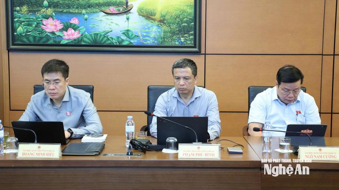 Đại biểu Quốc hội đoàn Nghệ An tham gia thảo luận tổ. Ảnh: Khánh Duy