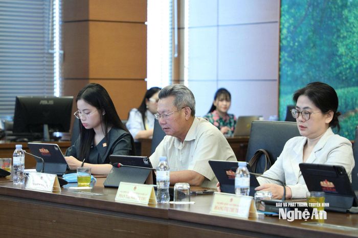 Đại biểu Quốc hội đoàn Nghệ An tham gia thảo luận tổ. Ảnh: Khánh Duy