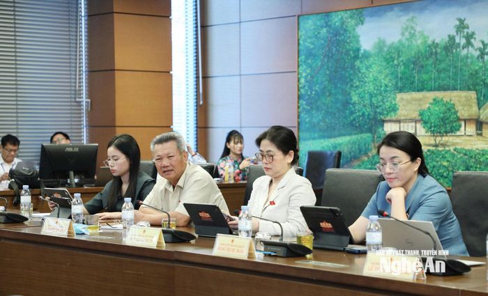 Đại biểu Quốc hội đoàn Nghệ An tham gia thảo luận tổ. Ảnh: Khánh Duy