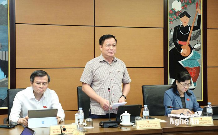 Đại biểu Nguyễn Khắc Thận - Bí thư Tỉnh ủy, Trưởng Đoàn ĐBQH tỉnh phát biểu thảo luận tổ. Ảnh: Khánh Duy