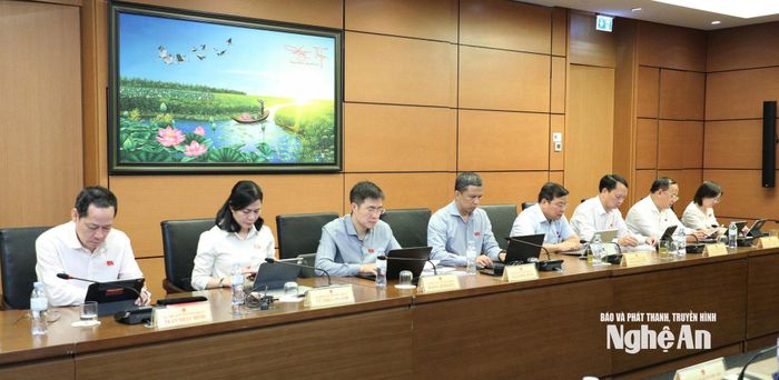 Đại biểu Quốc hội đoàn Nghệ An tham gia thảo luận tổ. Ảnh: Khánh Duy