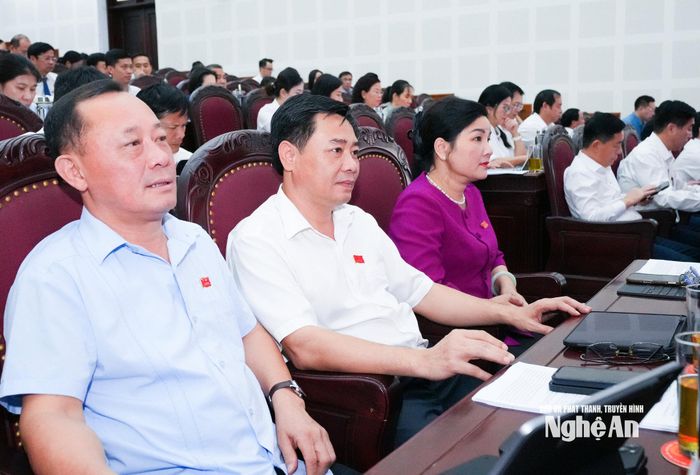 Các đồng chí Uỷ viên Ban Thường vụ Tỉnh uỷ tham gia Kỳ họp. Ảnh: Mai Hoa