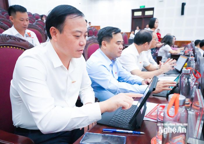 Các đại biểu HĐND tỉnh biểu quyết thông qua nghị quyết tại Kỳ họp. Ảnh: Mai Hoa