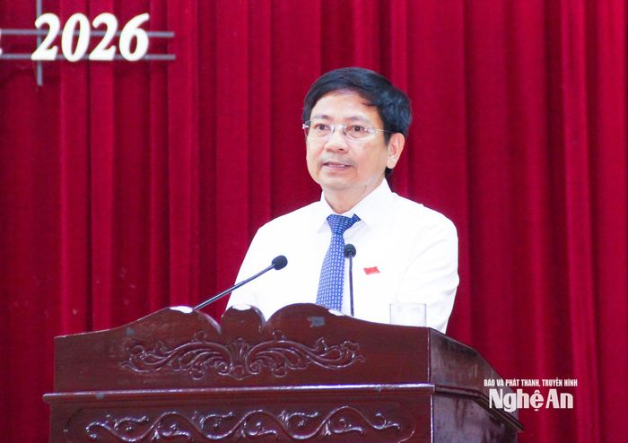 Trưởng ban Kinh tế - Ngân sách HĐND tỉnh trình bày báo cáo thẩm tra dự thảo các nghị quyết trình Kỳ họp. Ảnh: Mai Hoa