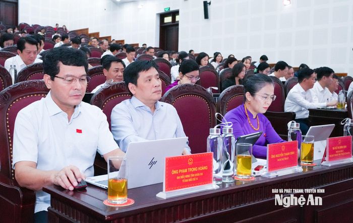Các đồng chí lãnh đạo tỉnh tham dự Kỳ họp. Ảnh: Mai Hoa