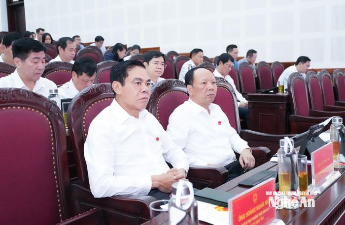 Các đồng chí lãnh đạo tỉnh tham dự Kỳ họp. Ảnh: Mai Hoa