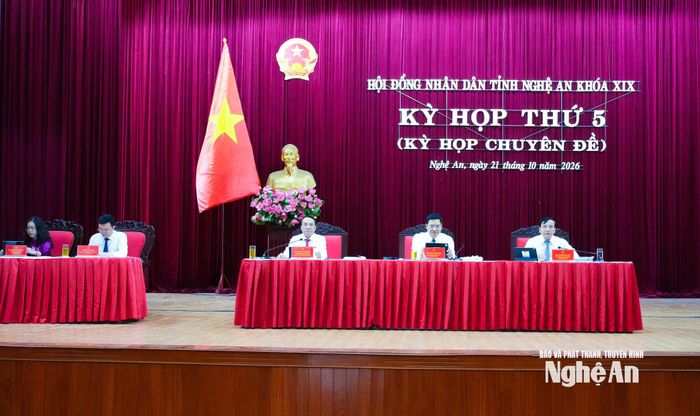 Chủ toạ điều hành và Thư ký Kỳ họp. Ảnh: Mai Hoa
